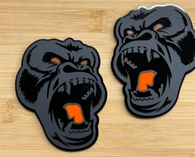 Insignia emblema coche camión Angry Gorilla ojo naranja mate negro/negro paquete personalizado de 2 Foto 1 de 4