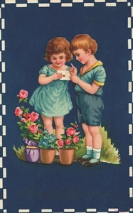 Niño y niña con una carta y flores en macetas postal vintage B83 - Imagen 1 de 2