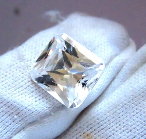Künstlicher weißer Diamant transparent 10,4 Karat CZ - Bild 1 von 8