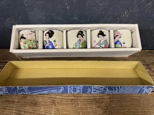 Vintage Sake Porzellan Tasse Set, japanische Geisha Mädchen im Originalkarton. - Bild 1 von 14