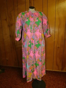 Vintage  1960's Hippy Bright Pink Psychedelic Bathrobe 50" Bust - Picture 1 of 10