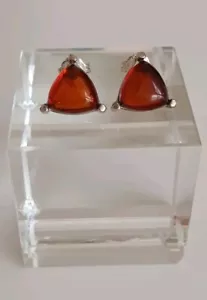 STERLING SILVER & AMBER PAIR OF TRIANGLE FORM STUD EARRINGS - 925 MARKED - 1 CM - Picture 1 of 16