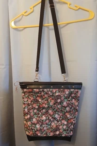 Neu Travel Sling Crossbody Braun Bronze Pebbled Kunstleder Rosa Western Rosen - Bild 1 von 13