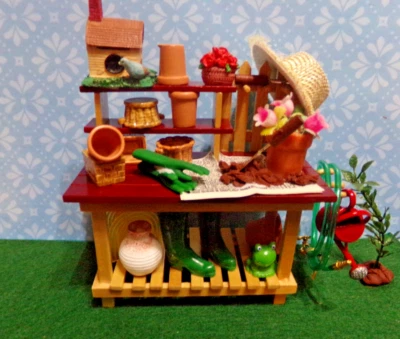 BANCO DE JARDÍN MINIATURA CASA DE MUÑECAS CON ACCESORIOS Foto 1 de 4