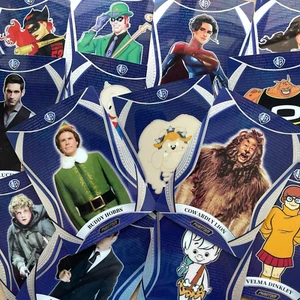 Kakawow Phantom Warner Bros 100th Anniversary 2024 Base Cards #1-240 - Foto 1 di 186