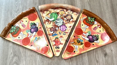Platos en forma de rebanada de pizza Deborah Mallow Rosenfeld (3) de plástico vintage de los años 90  Foto 1 de 4