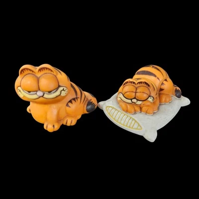 2 Vintage GARFIELD Cat PVC Figures 1 Sitting 1 Laying On A Pillow 1978 1981 - Image 1 of 4
