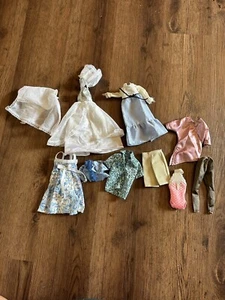 Barbie Vintage Lotto di 10 Articoli di Abbigliamento Abito da Sposa Costume da Bagno Pantaloncini Camicia - Foto 1 di 14