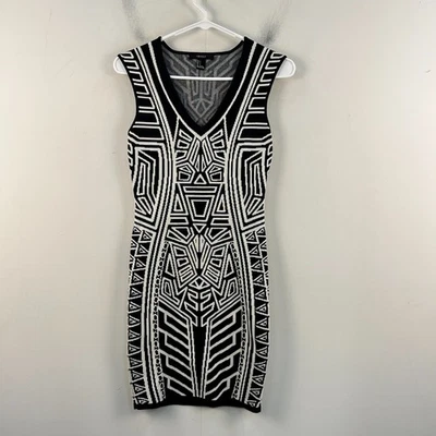 Vestido pequeno feminino Forever 21 preto branco geométrico gola V malha regata mini 19492 - Imagem 1 de 4