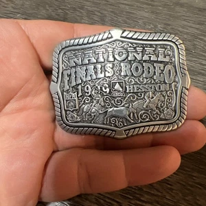 Miniatura con hebilla conmemorativa de rodeo de las finales nacionales de Hesston 1999 de colección - Imagen 1 de 2