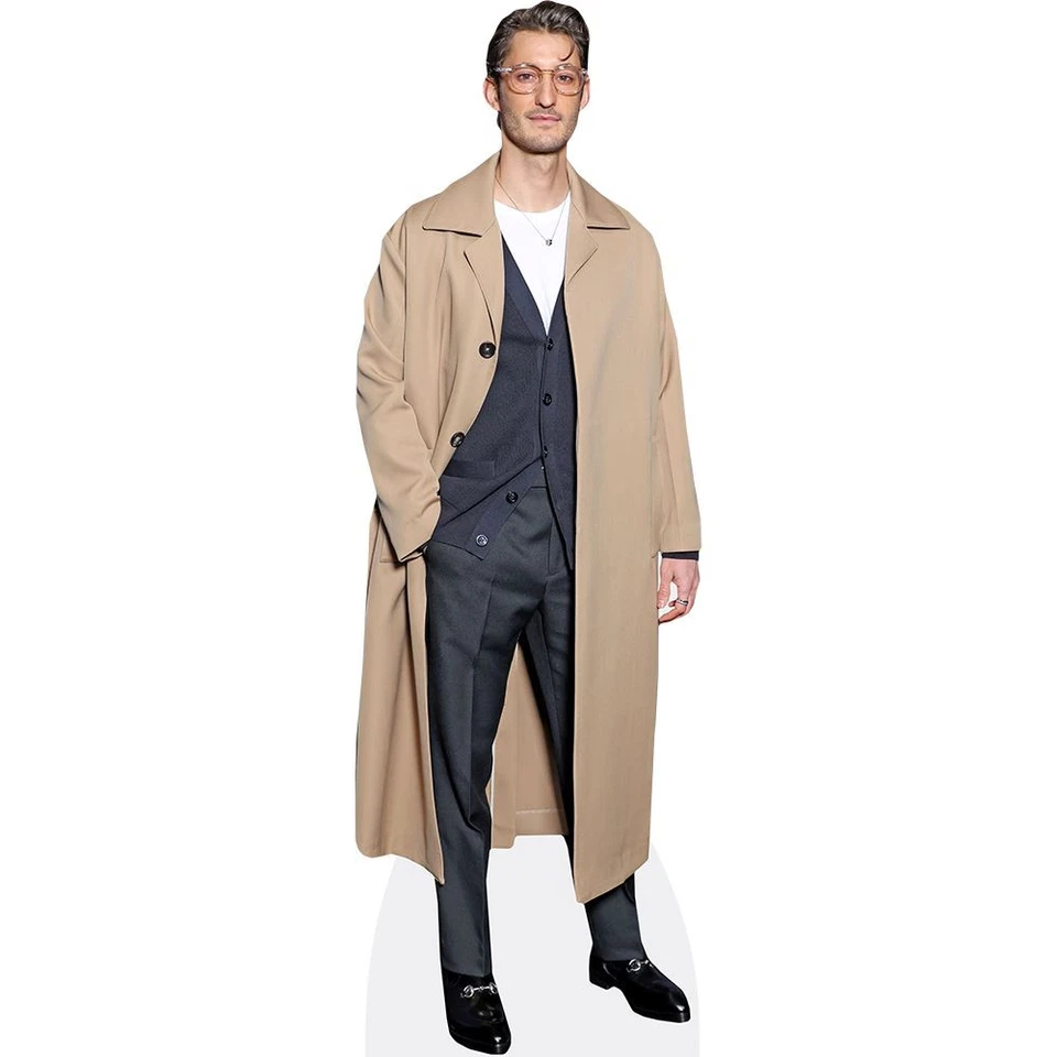 Pierre Niney (Beige Coat) tamano natural - Imagen 1 de 4