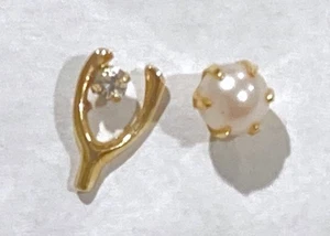 2 Vintage Tiny 14k Yellow Gold Stud Earrings Wishbone & Claw Set Pearl Singles - Picture 1 of 4