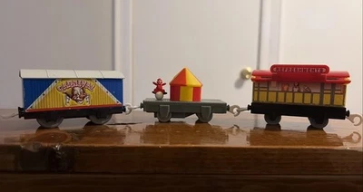 Thomas & Friends 2008 Trackmaster ROSIE'S FUN FAIR ESPECIAL Juego de Coches de Carnaval Foto 1 de 4