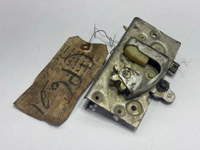 Cerradura puerta delantera derecha Mopar 1964-7 carrocería B & C #2583180 2486240 nuevo de stock Foto 1 de 4