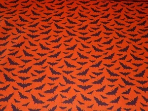 Schwarze Fledermäuse auf orangefarbenem Baumwollstoff MDG Verkauft von - Bild 1 von 3