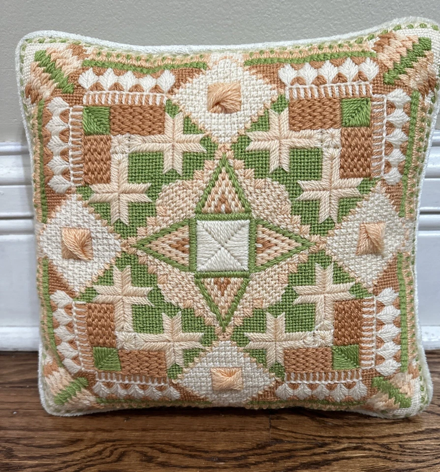 复古针绣枕头几何图案 11x11 绿色桃子白色 — 第 1/4 张图片