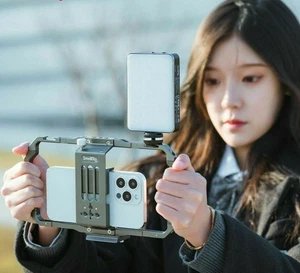 Cage Smartphone Universelle pour Vidéo Vlogging Streaming Fixer Microphone Lumière - Photo 1 sur 12