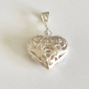 Colgante vintage de plata de ley 925 con diseño calado corazón hinchado temático de amor - Imagen 1 de 8