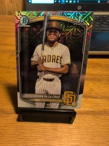2025 Bowman Chrome Jhoan De La Cruz Chrome Mojo Refractor 1st Prospect Padres - Picture 1 of 2