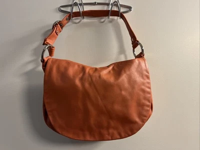 Сумка наплечная Coach оранжевая кожаная с подвеской B0982-13652 - Изображение 1 из 4