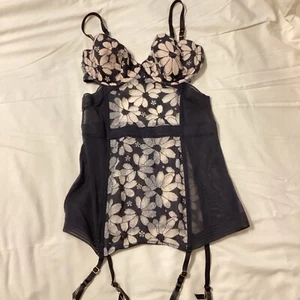 Victoria’s Secret Floral Daisy Merry Widow Garter Slip Corset Black Lace 36C $88 - Picture 1 of 14