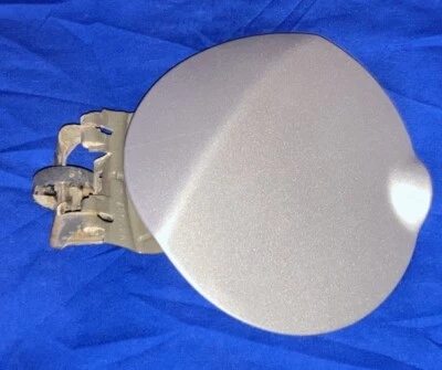 # 2006-2009 Mitsubishi Raider puerta de llenado de combustible tapa de gas plata brillante #Zt AV Foto 1 de 4