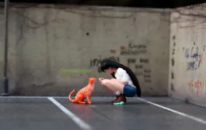 3D PRINT 1/64 lovely cute girl feeding orange cat fit 1:64 car street in STOCK - Picture 1 of 2
