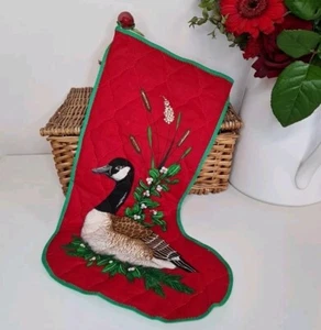 Medias de Navidad de ganso canadiense acolchadas rojas de colección Cranston verde pájaro de Navidad - Imagen 1 de 7