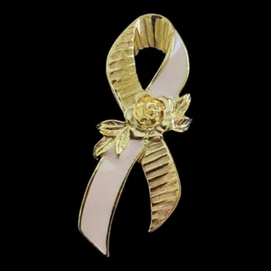 Prendedor de cinta vintage Avon Better Breast Care rosa cáncer arco tono dorado grande 1993 - Imagen 1 de 7