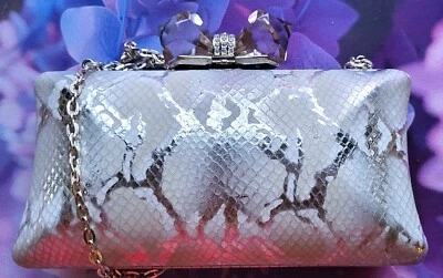 Bolso sin asas Judith Leiber obertura piel de serpiente en relieve broche de arco cadena GRIS PLATEADO $395 Foto 1 de 4