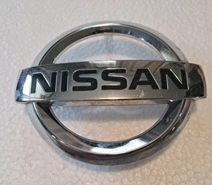 OEM 09 10 11 12 13 14 NISSAN MURANO PARRILLA EMBLEMA INSIGNIA FÁBRICA 62890-1AV0A - Imagen 1 de 4