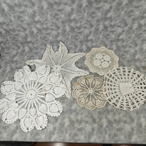 Lotto 5 centrini vintage in pizzo all'uncinetto a mano stella tonda bianco ecrù 8"-16" - Foto 1 di 11