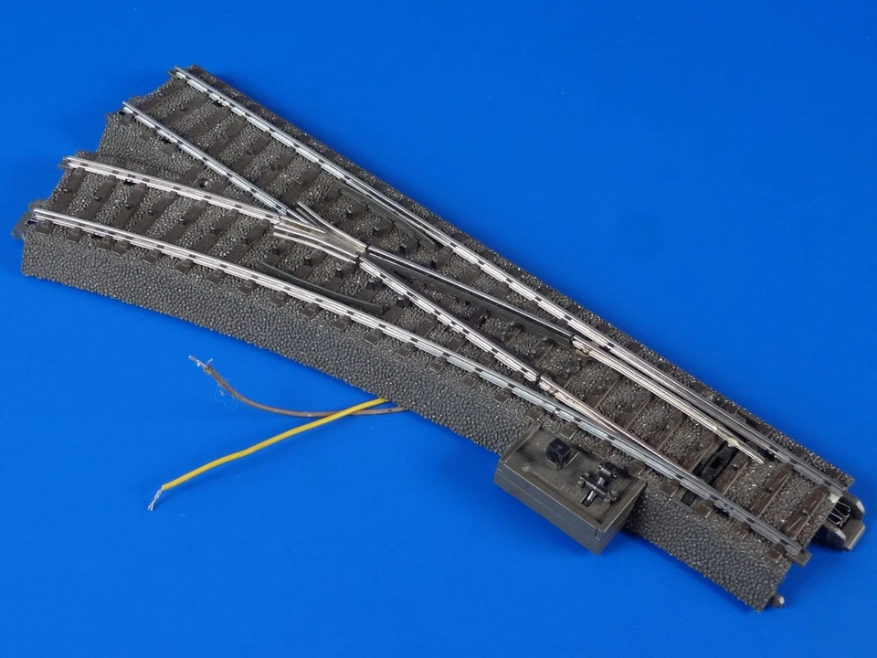 MARKLIN H0 - 24611 - Left Straight Turnout + 74470 Lantern - C Track (68)/ EXC - Image 1 of 2