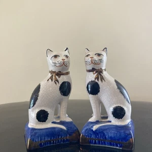 A Pair Of Vintage Staffordshire Cats. - Picture 1 of 11