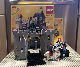 LEGO 6074 Black Falcons Fortress 100% COMPLETE w/ Box & Instructions All Plumes!