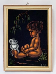 PINTURA VINTAGE DE TERCIOPELO NEGRO NIÑO ABORIGEN CON KOALA FIRMADA EMC AUSTRALIANA - Imagen 1 de 4
