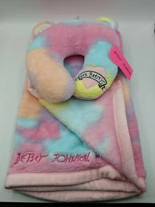 Regenbogen Einhorn Babydecke mit Stützkissen (Betsey Johnson) Mehrfarbig - Bild 1 von 6
