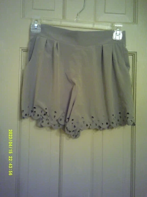 Pantalones cortos elegantes de la marca Charlotte Russe para dama, talla S. Foto 1 de 2