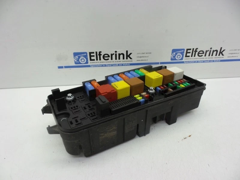 CAJA DE FUSIBLES Opel Vectra C Caravan 2005 13205802 / 519181002 - Imagen 1 de 1