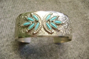 VINTAGE FAUX TURQUOISE FLOWER DESIGN WIDE CUFF SILVER TONE BRACELET - Picture 1 of 8