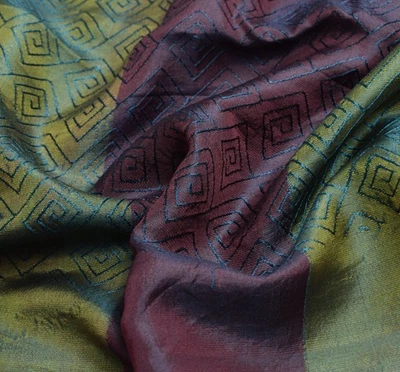 Tela artesanal de sari de 5 yardas tejido verde granate chatarra seda pura de colección Sushila Foto 1 de 4