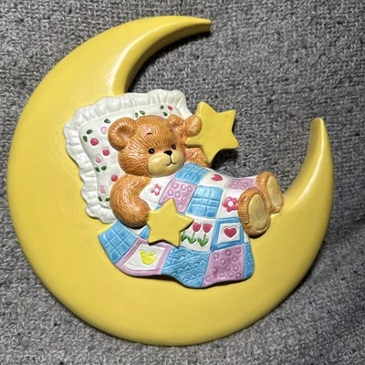 Colgante de pared de cerámica Lucy and Me. Oso de peluche para dormir en Cresent Moon. 7"" Foto 1 de 4