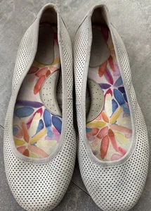 Born Shoes Womens 8.5 Creamy Ivory -Leather Perforated Dots Comfort Slip On - Picture 1 of 11