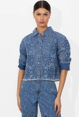 2025 NUEVO CON ETIQUETAS AUTÉNTICA Alice + Olivia CAMISA VAQUERA FINAMENTE CORTADA CON LÁSER en Azul Avery $550 Foto 1 de 4