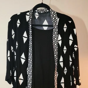 Großes Cape Drapierung Staubwedel Überwurf Cardigan Kimono Handarbeit schwarz-weiß - Bild 1 von 5