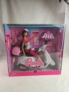Barbie mit weißem Vespa Roller 2008 - Neu im Paket ~ Mattel - brünett  - Bild 1 von 4