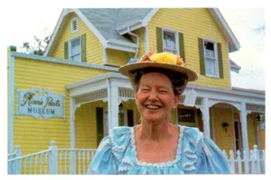 MINNIE PEARL Signed AUTOGRAPH Photo Postcard / GRAND OLE OPRY Country Comedian - Picture 1 of 2