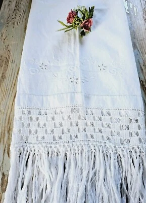 Antico Asciugamano Cotone Ricamato A Mano Pizzo Filet Uncinetto 140x73 cm.  - Immagine 1 di 4