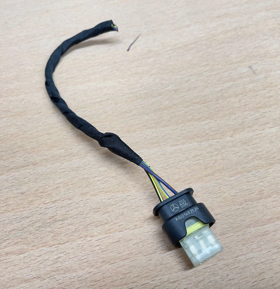 Genuine Mercedes GLA GLC GLE CLA EQC Parking Sensor Plug Front Side A0225452526 - Image 1 of 4