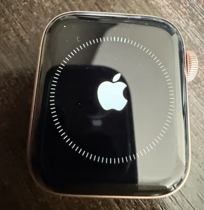 Apple Watch Series 4 40 mm Gold Aluminum Case with no band or accessories - Photo 1 sur 5